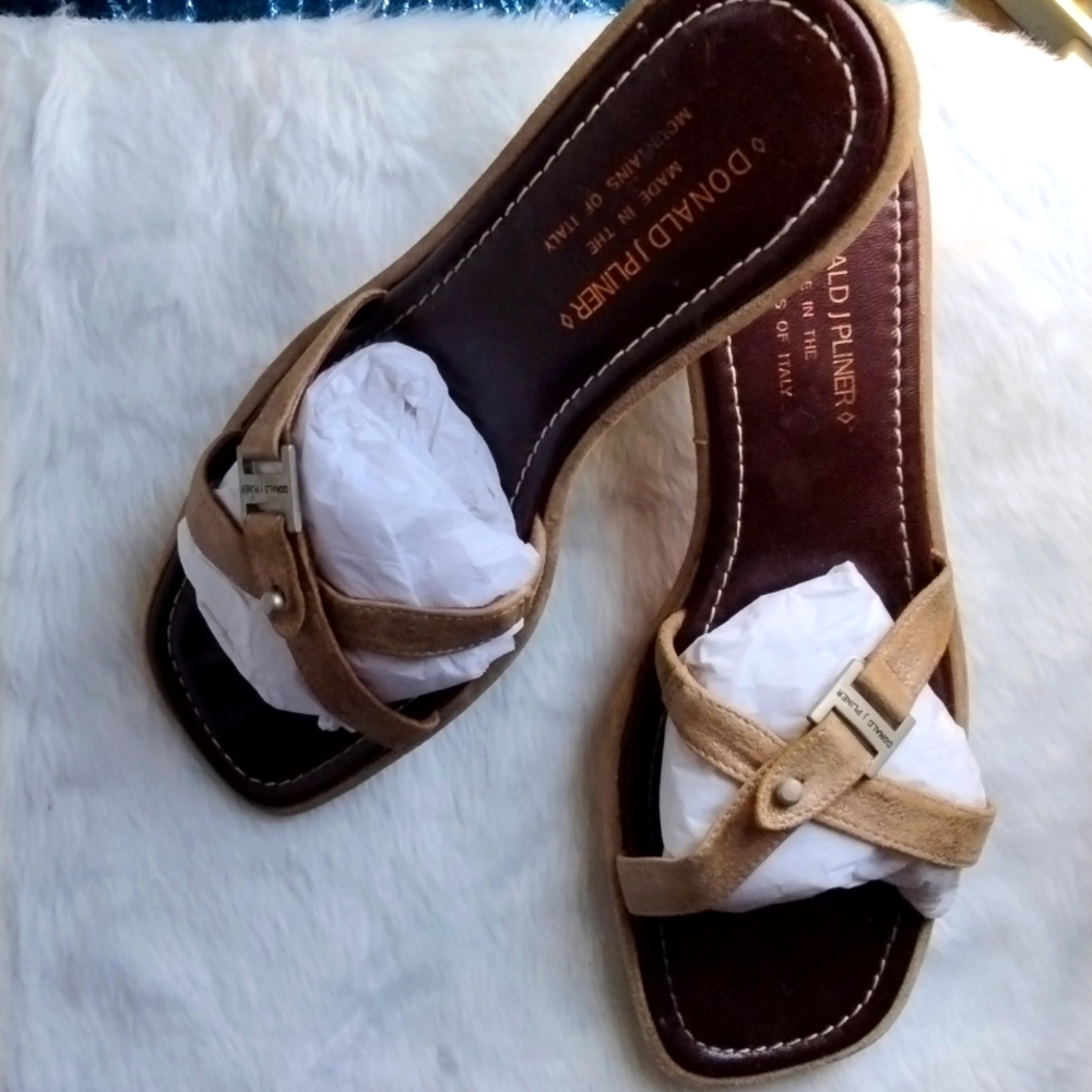 🏖️Tan Donald J Pliner kitten heels. Size 9.